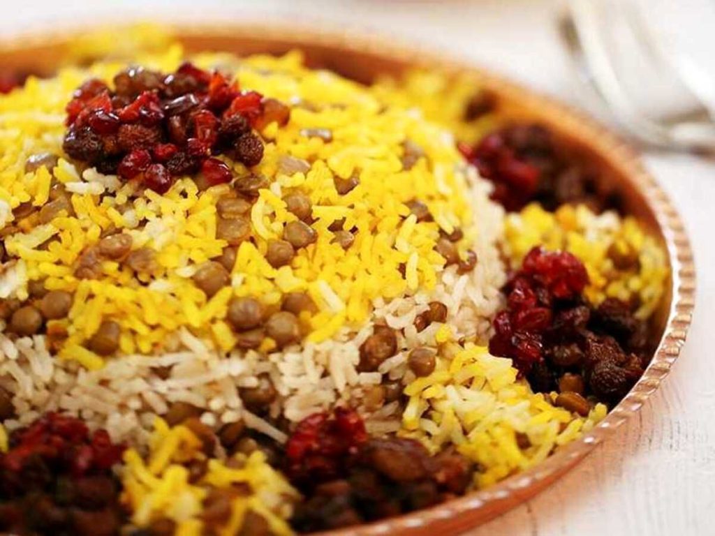 طرز تهیه یک غذای ایرانی اصیل؛ عدس پلو با گوشت تکه‌ای